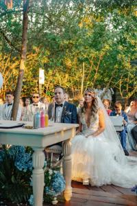 una novia y un novio sentados en una mesa en su boda en Santo Manglar Cartagena Life Wellness Spa Hotel en Cartagena de Indias