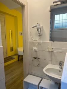een badkamer met een wastafel en een spiegel bij Casa Francia Emilia Levante in Bologna