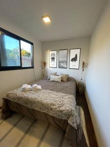 馬德普拉塔的住宿－Apart Containers, Acantilados, unidad，一间卧室设有一张大床和一个窗户。