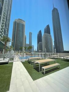 un grupo de bancos en un parque en una ciudad en NEW LUXURY 2 Bedroom Apt - Downtown Dubai Mall & Opera District, en Dubái