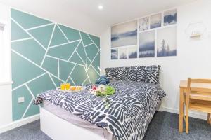 Una cama o camas en una habitación de Stylish Studio in Moseley Village