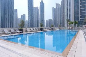 una gran piscina en una ciudad con edificios altos en NEW LUXURY 2 Bedroom Apt - Downtown Dubai Mall & Opera District, en Dubái