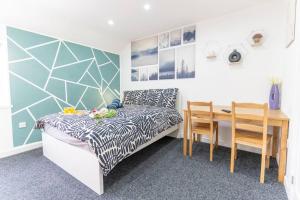 Una cama o camas en una habitación de Stylish Studio in Moseley Village