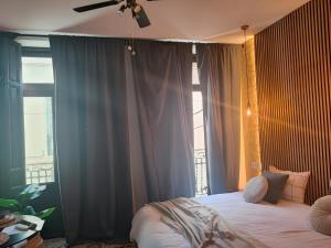 a bedroom with a bed and a large window at Luxury 16 Imperial in Novelda
