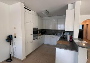 Kuchyň nebo kuchyňský kout v ubytování Piz Alpina die grosse, moderne Wohnung mit Bergsicht