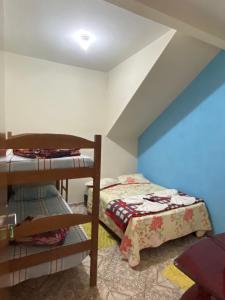 1 Schlafzimmer mit 2 Etagenbetten und einem Dachgeschoss in der Unterkunft Pousada Véu de Noiva in São Thomé das Letras