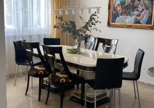 Posezení v ubytování Piz Alpina die grosse, moderne Wohnung mit Bergsicht