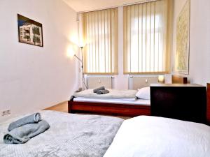 ein Schlafzimmer mit 2 Betten und Handtüchern darauf in der Unterkunft * Wohnung für Monteure Zentrumsnah * WLAN * 3 Zimmer * in Leipzig
