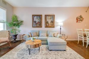 Χώρος καθιστικού στο ☆Historic Living•2 Separate Spaces•Downtown•Walk to Forsyth Park•Private Patio/Porch☆