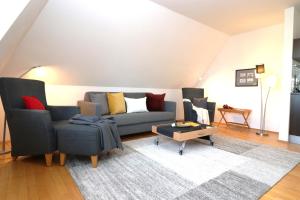 维克Alter Krug App 15的客厅里有一张沙发和一张桌子。