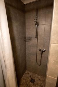 baño con ducha y puerta de cristal en Chambres d'hôtes La Clape, en Vinon-sur-Verdon