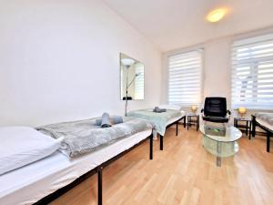 ein Krankenhauszimmer mit 2 Betten und einem Spiegel in der Unterkunft * Wohnung für Monteure Zentrumsnah * WLAN * 3 Zimmer * in Leipzig