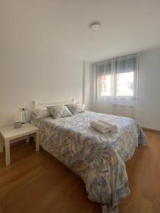 雷東德拉的住宿－A CASA DO PEREGRINO，白色卧室配有床和桌子