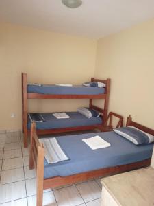 マセイオにあるPoutur Pousadaの二段ベッド2組が備わる客室です。