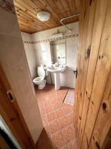 łazienka z toaletą i umywalką w obiekcie Doolin Getaway. w mieście Lisdoonvarna