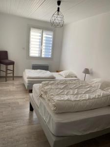 ein Schlafzimmer mit zwei Betten und einem Fenster in der Unterkunft 500m de la plage des Boucholeurs - Maison pour 5 in Barbâtre + 21 Fotos