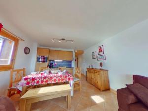 a dining room with a table and a kitchen at Appartement Villard-sur-Doron, 4 pièces, 7 personnes - FR-1-594-53 in Villard-sur-Doron