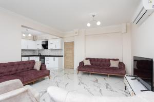 sala de estar con 2 sofás y TV en Villa Azalea 1, en Ortaca