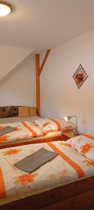 two beds sitting next to each other in a bedroom at Apartmány Grobarčík in Zuberec