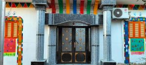 une porte d'entrée d'un bâtiment à la façade colorée dans l'établissement Sama Stars Hotel, à Abou Simbel