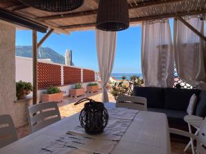 - une table à manger avec vue sur l'océan dans l'établissement The Lodge by the sea, à Ischia