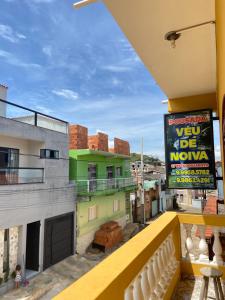 - une vue depuis le balcon d'un bâtiment dans l'établissement Pousada Véu de Noiva, à São Thomé das Letras
