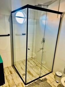 een douche met een glazen deur in de badkamer bij Luxury Apartment Posadas 2 in Posadas