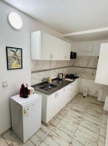 een keuken met witte kasten en een tegelvloer bij Luxury Apartment Posadas 2 in Posadas
