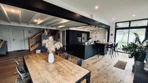 a kitchen and dining room with a table and chairs at Maison d'architecte de la Parée in Saint-Jean-de-Monts