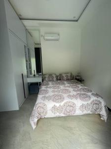 En eller flere senge i et værelse på Villa indah