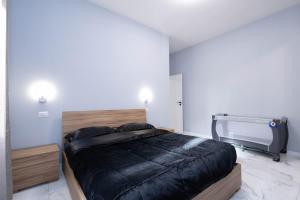 1 dormitorio con 1 cama grande y TV en CF Luxury House, en Lido di Ostia