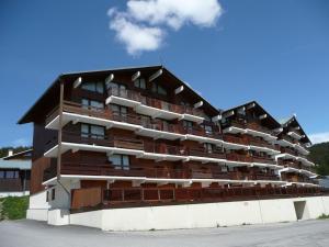 een groot gebouw met balkons aan de zijkant bij Appartement Les Saisies, 1 pièce, 4 personnes - FR-1-594-148 in Hauteluce