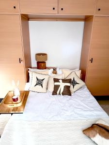 Ideal Appart Marsa Les Palmiers客房内的一张或多张床位