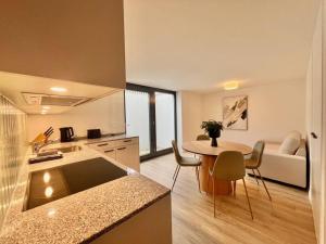 Kuchyň nebo kuchyňský kout v ubytování The R Apartment Roggen, new, Parking, washing machine