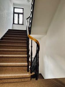 una escalera en un edificio con ventana en Stilvolle Wohnung in Bestlage en Bayreuth