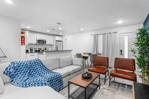 a living room with a couch and chairs and a kitchen at Luxurious Apartment in Downtown Dallas 2BR/1 BATH in Dallas