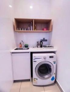 een keuken met een wasmachine en een wastafel bij Kuala Lumpur Arte 3Bedrooms Master Residence in Kuala Lumpur