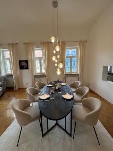 een eetkamer met een tafel en stoelen bij Stilvolle Wohnung in Bestlage in Bayreuth