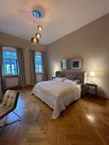 een slaapkamer met een bed en een stoel erin bij Stilvolle Wohnung in Bestlage in Bayreuth