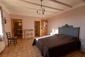 1 dormitorio con cama, escritorio y silla en Chambres d'hôtes La Clape, en Vinon-sur-Verdon