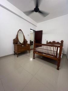 een kamer met 2 bedden en een spiegel aan de muur bij Skylar apartment in Kalubowila West