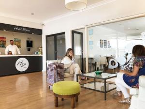 un groupe de personnes assises dans un magasin dans l'établissement HOTEL ROMA DE TANDIL, à Tandil