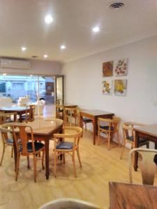 une salle à manger avec des tables et des chaises en bois dans l'établissement HOTEL ROMA DE TANDIL, à Tandil