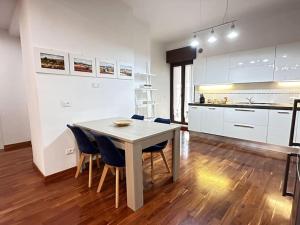 uma cozinha com mesa e cadeiras num quarto em Maison Milù di Mediterranea Host em Taranto