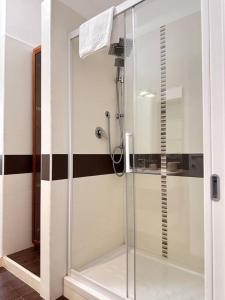 um chuveiro com uma porta de vidro na casa de banho em Maison Milù di Mediterranea Host em Taranto