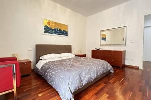 um quarto com uma cama e um espelho na parede em Maison Milù di Mediterranea Host em Taranto