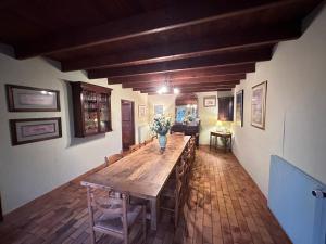 une salle à manger avec une grande table et des chaises en bois dans l'établissement Le Mesnil Gonfroy, A Haven Of Tranquility, à Hambye
