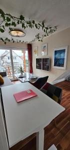 シュトゥットガルトにあるThe Smart Living Nest - ComfyHome Apartments Stuttgartのリビングルーム(白いテーブル、ソファ付)
