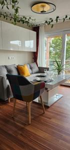 een woonkamer met een tafel en een bank bij The smart living nest in Stuttgart