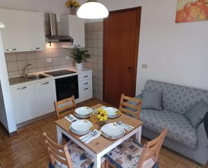 サンタ・マリア・アル・バーニョにあるAppartamento Girasoleのリビングルーム(テーブル付)、キッチン
